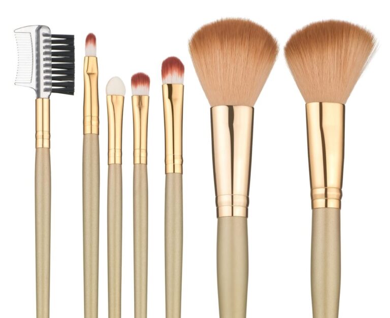 Seitse meigipintslit valgel taustal