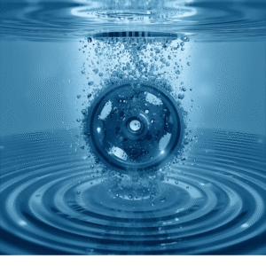 Sinises vees vee all olev metallhammasratas koos mullidega